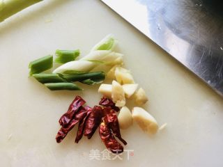 莲花白木耳过油肉的做法步骤：5