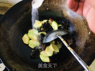 西葫芦木耳炒鸡蛋的做法步骤：5