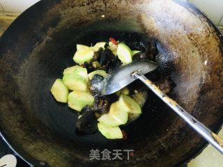 西葫芦木耳炒鸡蛋的做法步骤：6