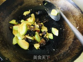 西葫芦木耳炒鸡蛋的做法步骤：8