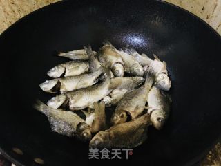 鲫鱼冬瓜汤的做法步骤：2