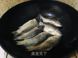 香酥鲫鱼的做法步骤：3
