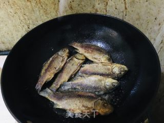 香酥鲫鱼的做法步骤：4