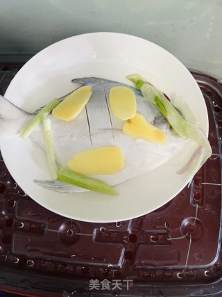清蒸白鲳的做法步骤：1