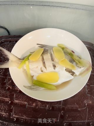 清蒸白鲳的做法步骤：2