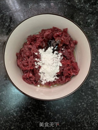番茄酸菜炒牛肉的做法步骤：1