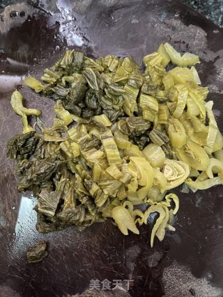 番茄酸菜炒牛肉的做法步骤：3