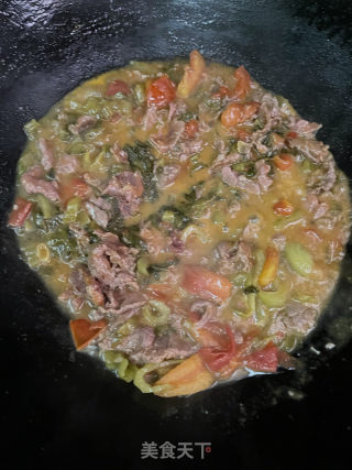 番茄酸菜炒牛肉的做法步骤：11