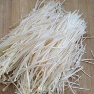金针菇肉沫汤的做法步骤：1