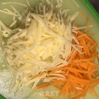 土豆丝蛋卷的做法步骤：1