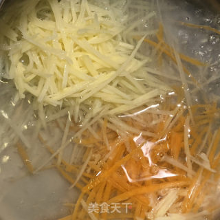 土豆丝蛋卷的做法步骤：2