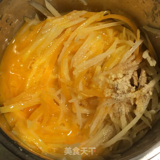 土豆丝蛋卷的做法步骤：3