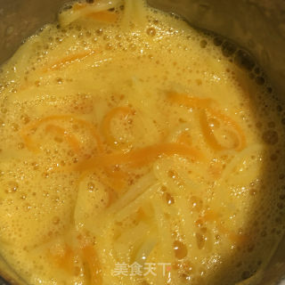 土豆丝蛋卷的做法步骤：4