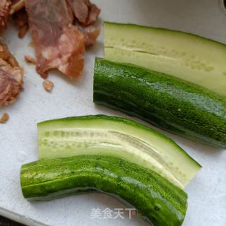 酱牛肉拌黄瓜的做法步骤：2