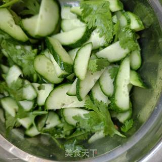 酱牛肉拌黄瓜的做法步骤：6