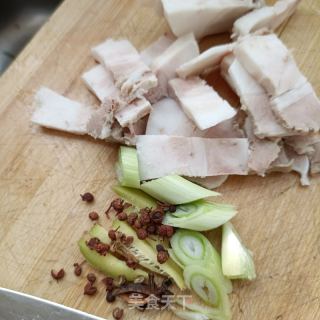回锅肉焖红豆角的做法步骤：4
