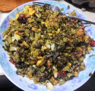 水腌菜炒鸡蛋的做法