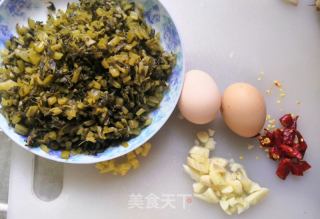 水腌菜炒鸡蛋的做法步骤：1