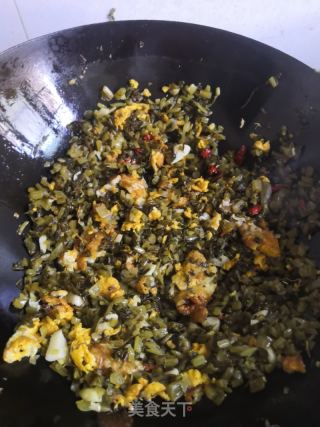 水腌菜炒鸡蛋的做法步骤：4