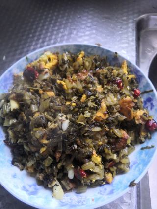 水腌菜炒鸡蛋的做法步骤：5
