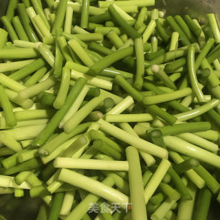 蒜苔炒肉的做法步骤：1