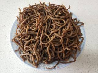 绿豆芽洋葱炒红薯饸饹面的做法步骤：1