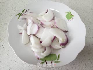 绿豆芽洋葱炒红薯饸饹面的做法步骤：2