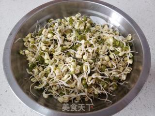 绿豆芽洋葱炒红薯饸饹面的做法步骤：4