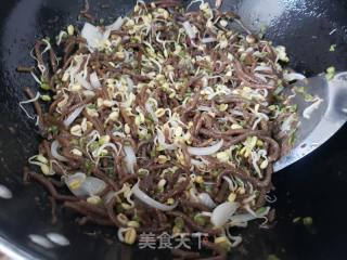 绿豆芽洋葱炒红薯饸饹面的做法步骤：5