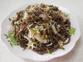 绿豆芽洋葱炒红薯饸饹面的做法步骤：6
