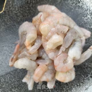 茄子炒虾仁的做法步骤：1