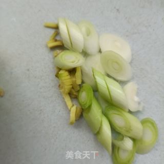 茄子炒虾仁的做法步骤：2