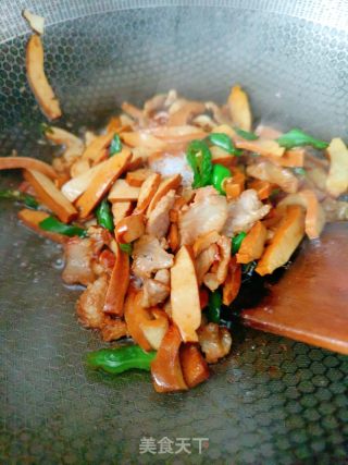 豆干炒韭菜的做法步骤：7