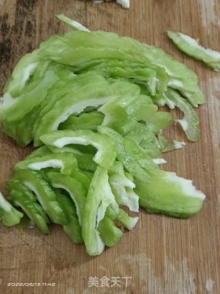 苦瓜炒牛肉的做法步骤：1