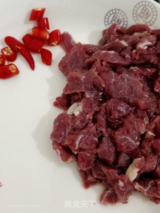 苦瓜炒牛肉的做法步骤：2