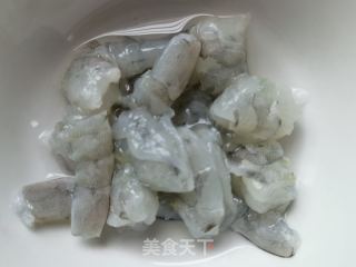 西兰花梗木耳拌虾仁的做法步骤：1