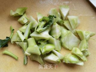 西兰花梗木耳拌虾仁的做法步骤：3
