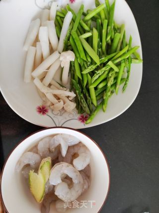 芦笋炒虾仁的做法步骤：1