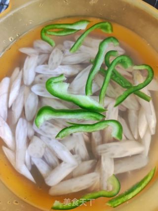 糖醋藕带的做法步骤：1