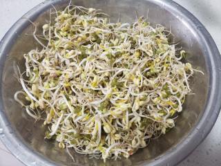 绿豆芽炒洋葱的做法步骤：1