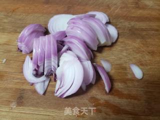 绿豆芽炒洋葱的做法步骤：2