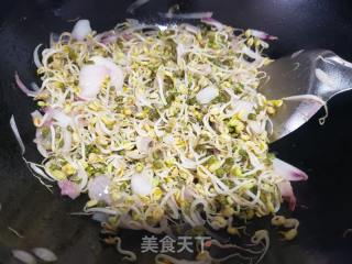 绿豆芽炒洋葱的做法步骤：3