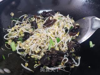绿豆芽炒黑木耳的做法步骤：5
