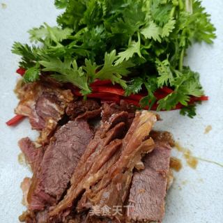 香菜拌酱牛肉的做法步骤：2