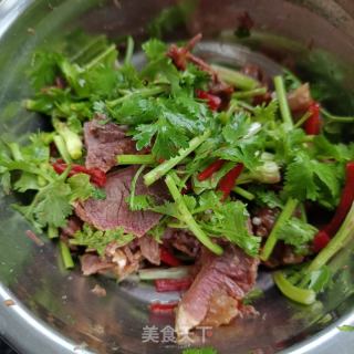 香菜拌酱牛肉的做法步骤：5