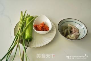 韩式海鲜泡菜饼的做法步骤：1