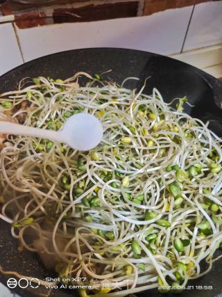 五花肉炒豆芽的做法步骤：4