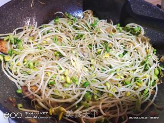 五花肉炒豆芽的做法步骤：6