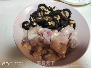 香菇炒鸡肉的做法步骤：1