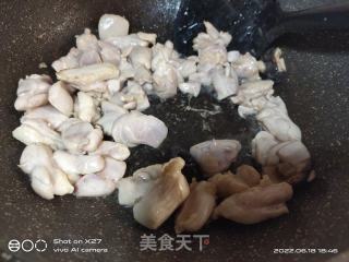 香菇炒鸡肉的做法步骤：2